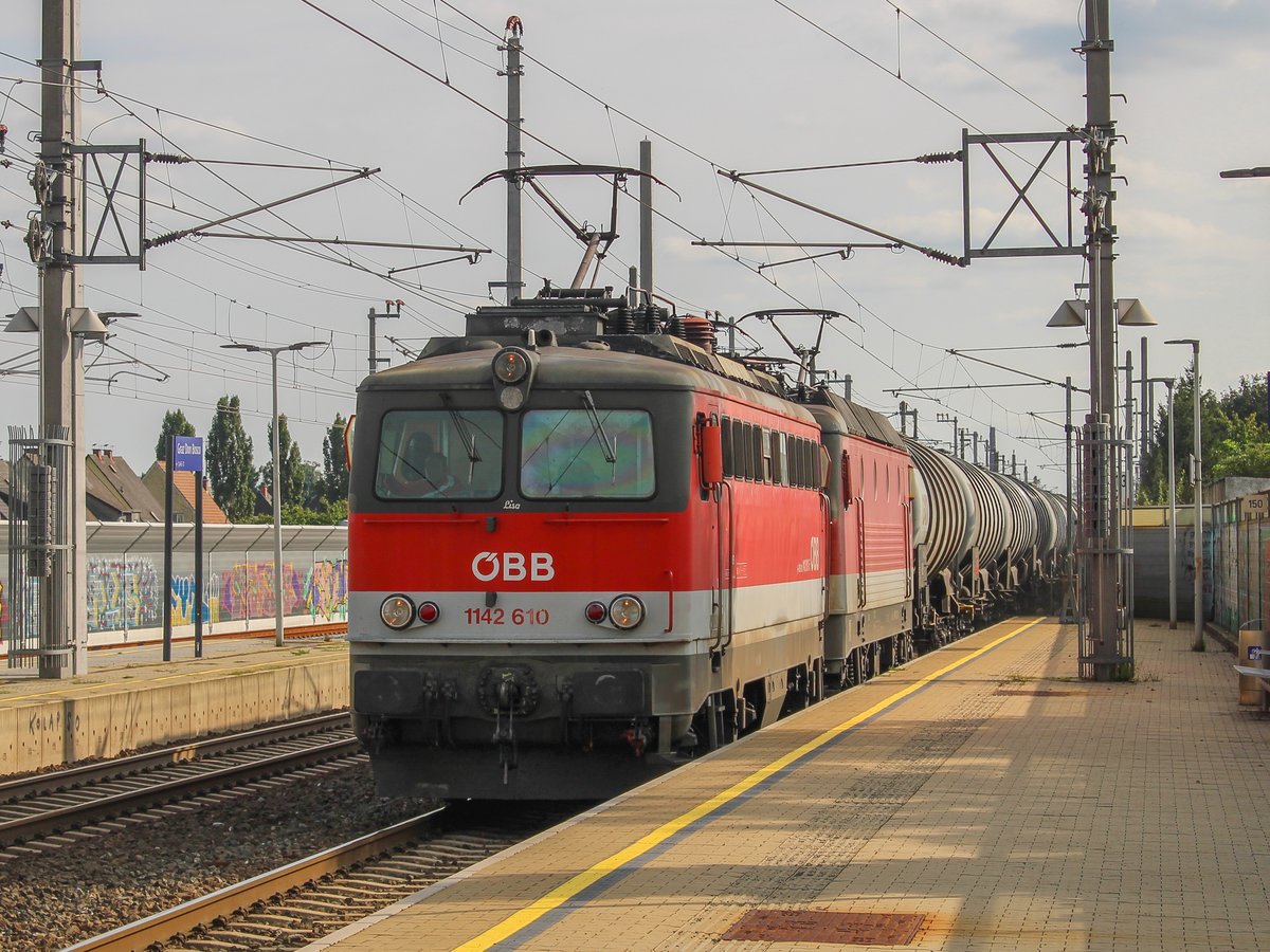 Graz. Die ÖBB Reihe 1142: Mittlerweile sehr selten auf den Schienen in Österreich zu sehen, wird diese Lokreihe in wenigen Jahren komplett aus dem Planverkehr der ÖBB ausscheiden. Am 18.09.2020 war 1142 610 mit einem Kesselwagenzug durch Graz Don Bosco unterwegs.