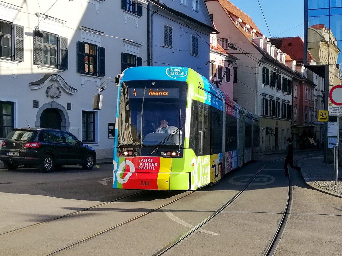 Graz. Die schöne Variobahn 230 fuhr am 21.02.2020
auf der Linie 4 nach Andritz, hier kurz vor der Haltestelle
Schloßbergbahn. 