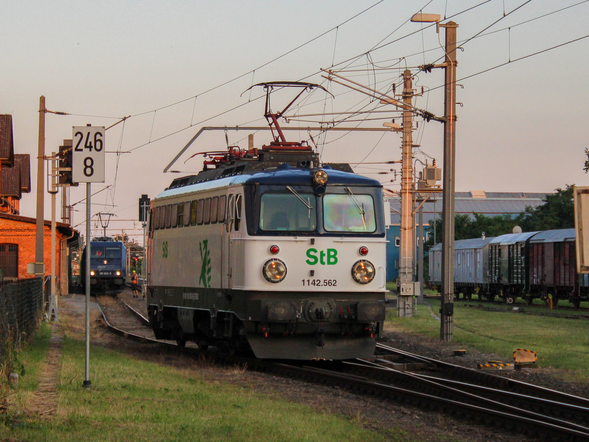 Graz. Die StB 1142 562 setzt sich hier vor eine 185 von MGW, um gemeinsam den  Jaguarzug  von Graz nach Bremerhaven Kaiserhafen zu ziehen.