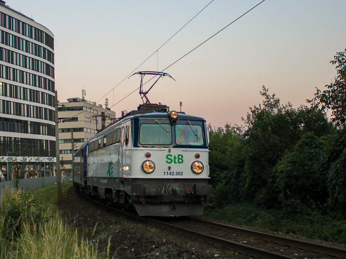 Graz. Die StB 1142 562 zog gemeinsam mit einer MGW 185 den  Jaguarzug  von Graz Ostbahnhof-Messe nach Bremerhaven Kaiserhafen, hier bei der Styria.