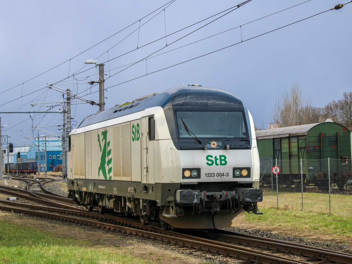 Graz. Die Steiermarkbahn 1223 004 macht sich hier auf den Weg als Lokzug von Graz Ostbahnhof nach Messendorf.