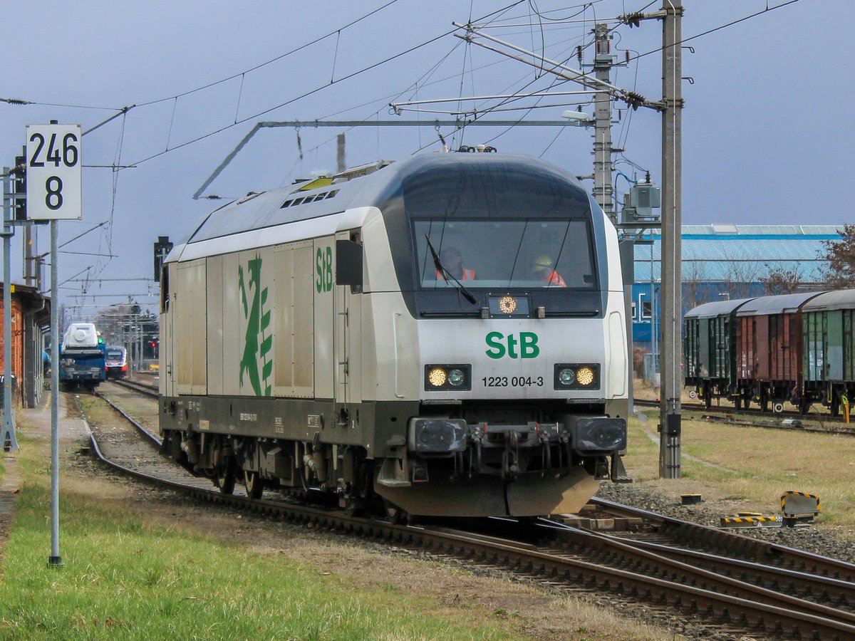 Graz. Die Steiermarkbahn 1223 004 macht sich hier auf den Weg als Lokzug von Graz Ostbahnhof nach Messendorf.