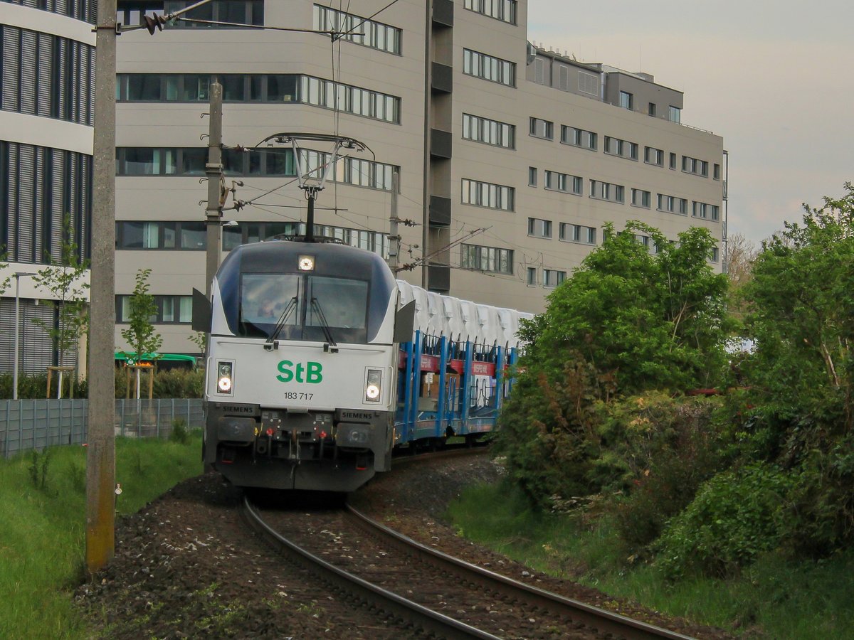 Graz. Die Steiermarkbahn 183 717 zieht am 30.04.2021 Mercedes G-Klassen von Graz Ostbahnhof nach Bremerhaven Kaiserhafen, hier beim Styria Media Center Graz.