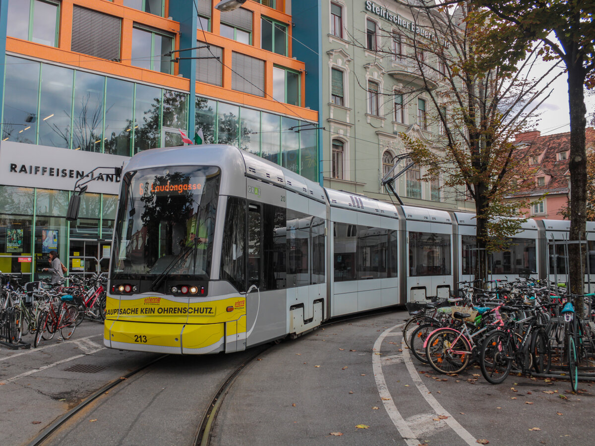 Graz. Die  Steirerhofschleife  wird in Graz nicht im Planverkehr bedient. Eine Ausnahme bildete der Sommer 2021, in welchem der Ostast der Linie 6 gesperrt war. Das Foto von Variobahn 213 entstand am 30.09.2021.