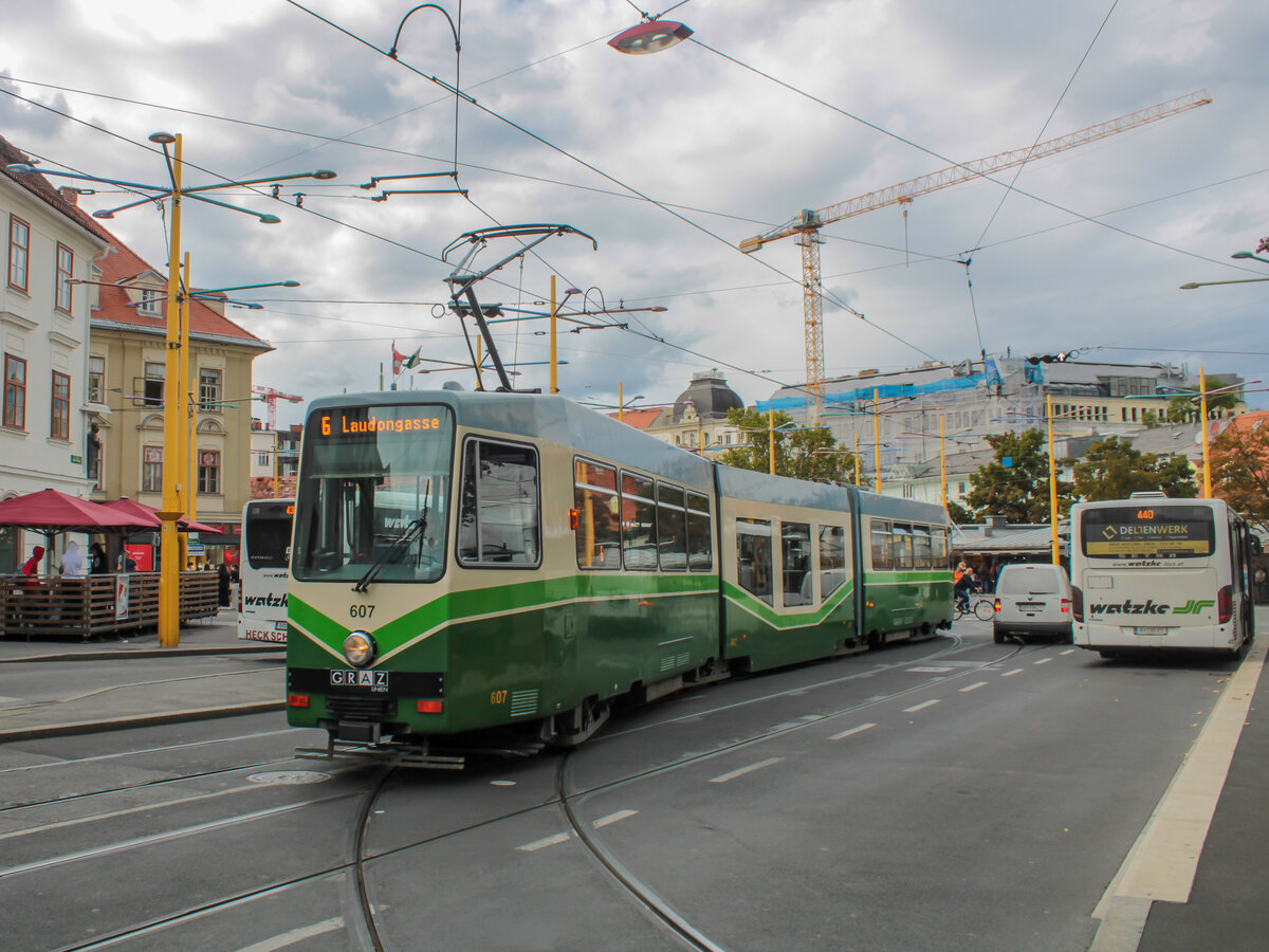 Graz. Die  Steirerhofschleife  wird in Graz nicht im Planverkehr bedient. Eine Ausnahme bildete der Sommer 2021, in welchem der Ostast der Linie 6 gesperrt war. Das Foto von TW 607 entstand am 30.09.2021.