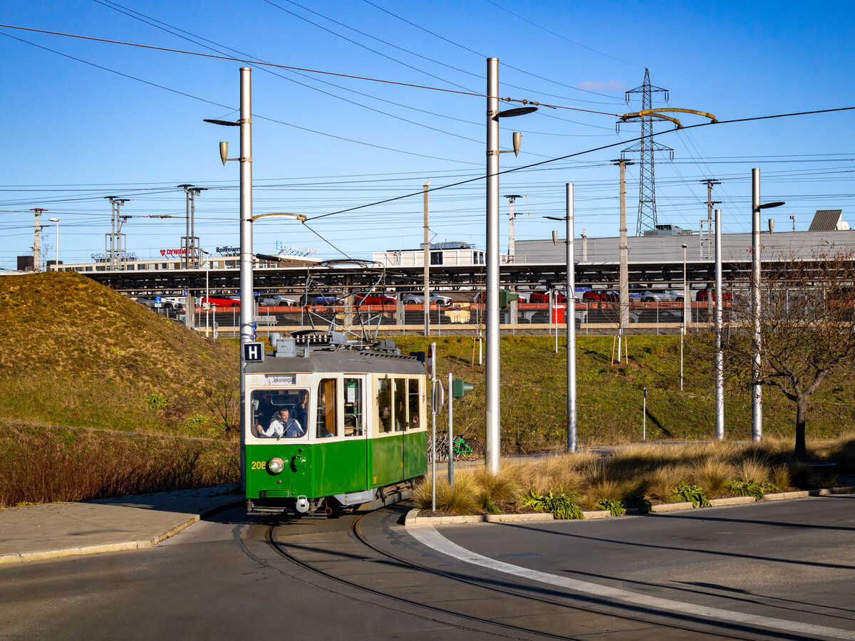 Graz. Die Straßenbahnlinie 5 wurde in den Jahren 2023 und 2024 umfangreich saniert. Nach der 1 1/5 Jahre langen Bauzeit, fand am 30.11.2024 ein großes Eröffnungsfest statt: Den Oldtimer-Wagen 206 vom Tramway Museum Graz zog es ebenfalls auf eine Sonderfahrt auf die neue Strecke, hier beim Verlassen der Haltestelle Puntigam.