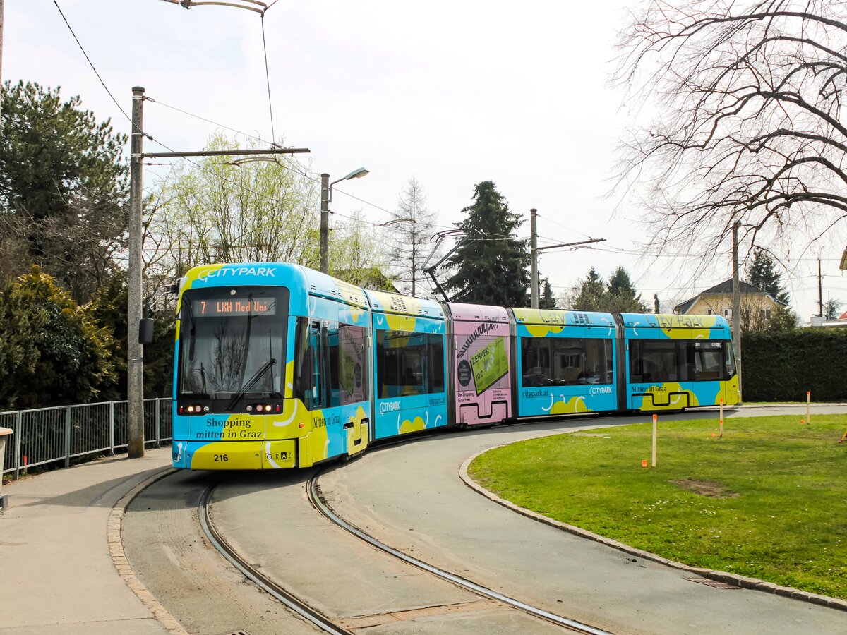 Graz. Die Straßenbahnschleife Wetzelsdorf wird über die Osterferien 2023 zweigleisig ausgebaut. Am 24.03.2023 nutze ich die Gelegenheit, um einige Fotos im Zustand vor dem Umbau zu machen. Hier ist Variobahn 216 in besagter Schleife als Linie 7 zu sehen.