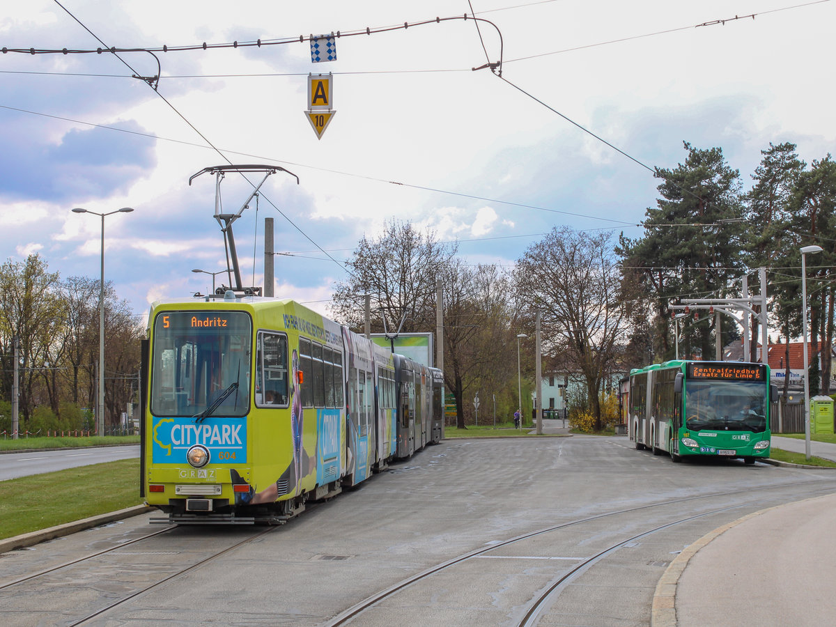 Graz. Die Strecke Zentralfriedhof – Brauquartier ist eine der einzigen eingleisigen Strecken der Straßenbahn Graz. Diese soll in wenigen Jahren zweigleisig ausgebaut werden. Am 20.04.2021 und 21.04.2021 fanden Vorbereitungsarbeiten statt, dazu wendete die Linie 5 im Zeitraum von 8:30 Uhr bis 17:30 Uhr in der Schleife Zentralfriedhof, die normalerweise nur von Bussen bedient wird.
Am 20.04.2021 konnte ich TW 604 der Graz Linien beim Abwarten der Stehzeit in der Schleife Zentralfriedhof ablichten.