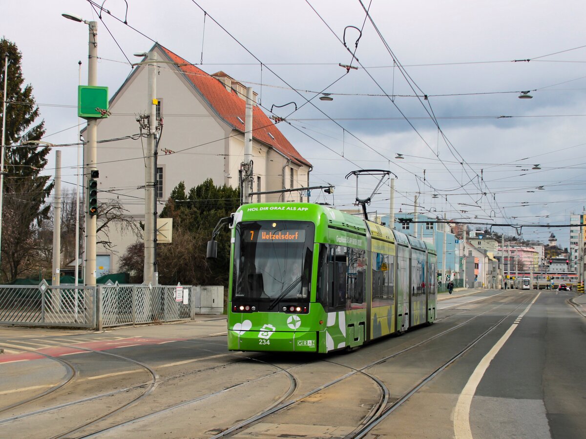 Graz. Die Variobahn 234 der Graz Linien fährt hier am 15.03.2023 als Linie 7 nach Wetzelsdorf in der Haltestelle Alte Poststraße ein.