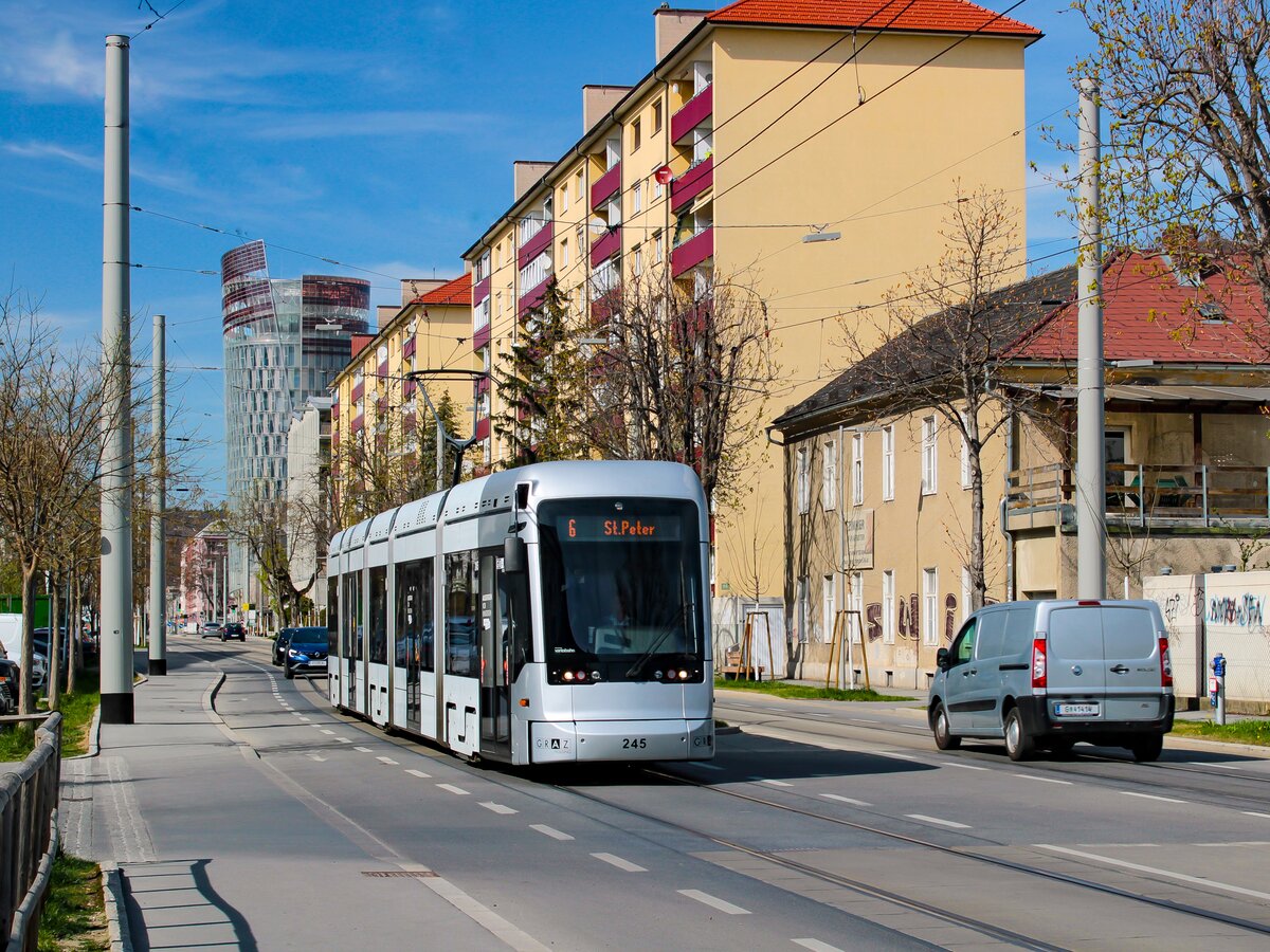 Graz. Die Variobahn 245 erreicht hier am 04.04.2023 die Haltestelle Starhemberggasse.
