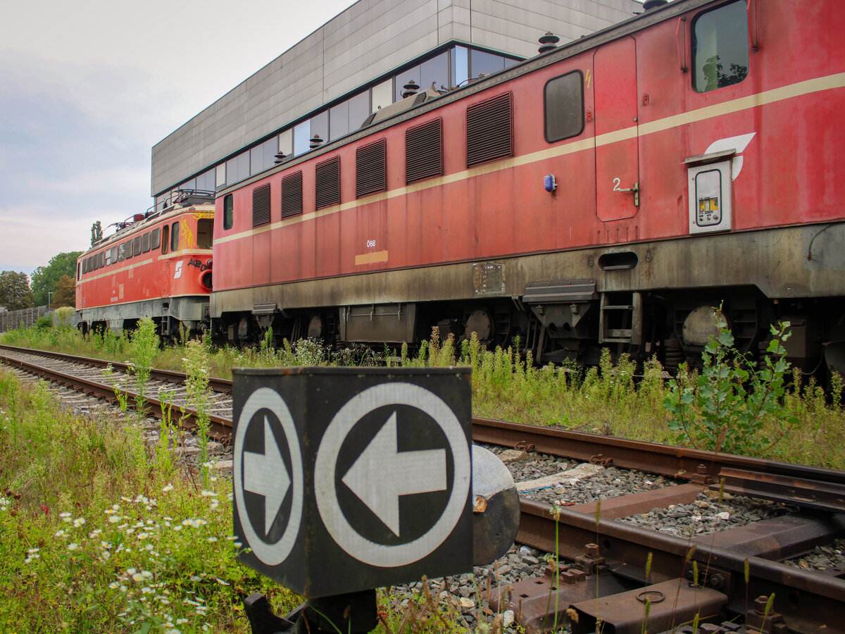 Graz. Die Weichen sind gestellt – für die Verschrottung. Das Schicksal der 1142 679 war im Spätsommer schon längst besiegelt: Hier wartet die Lokomotive am 07.09.2021 gemeinsam mit weiteren Loks, der Reihe 1041 und 1141 auf die Verschrottung beim Grazer Schrottwolf.
