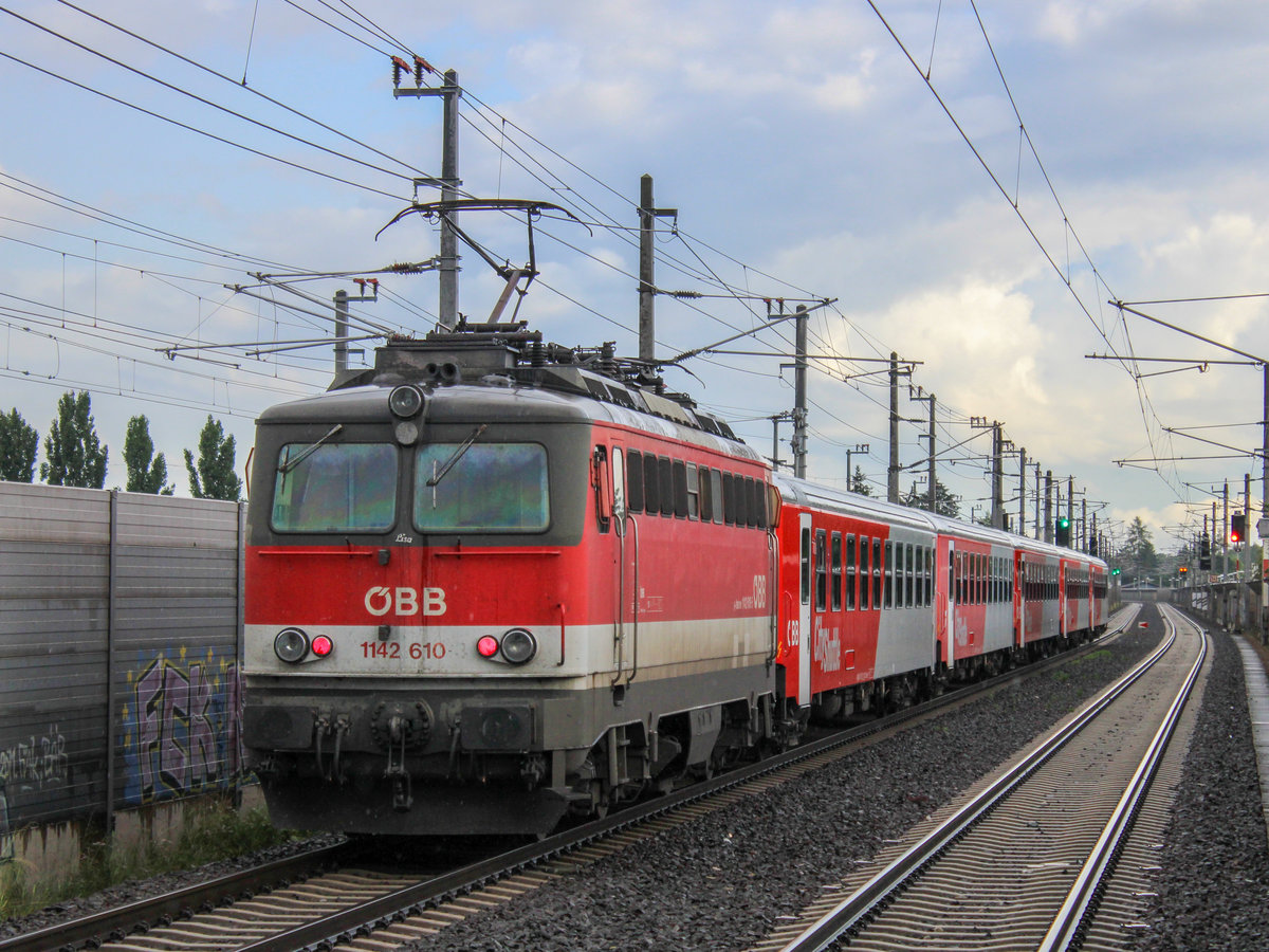 Graz. Ein Bild, welches bald nostalgisch sein wird: Am 11.06.2020 zog die ÖBB 1142 610 eine Wendezuggarnitur von Graz nach Spielfeld-Strass, hier in Don Bosco. 