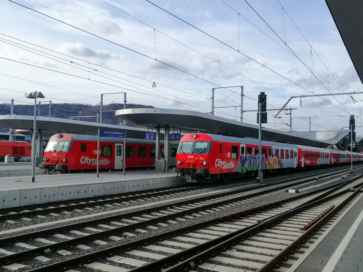 Graz. Ein Motiv, welches wohl in absehbarer Zukunft der
Vergangenheit angehören wird: Zwei ÖBB Steuerwagen
bei einem Treffen im Grazer Hauptbahnhof. Da viele Bundesländer mittlerweile
auf diese Wägen verzichten und durch Desiro ML ersetzt
werden, befinden sich sehr viele Garnituren in der Steiermark bzw. 
Raum Graz. Hier verzichtet man nicht auf die alten
Garnituren, ganz im Gegenteil. Am 10.03.2020 konnte man
eine solche Begegnung am Grazer Hauptbahnhof ablichten:
Links der Intercity nach Innsbruck, rechts ein Regionalexpress
nach Fehring. Der rechte Steuerwagen ist ein Zwitter, was
nicht mehr bedeutet, als das er vorne eine Wortmarke hat
(neues Logo) und seitlich ein Pflatsch (altes Logo). 