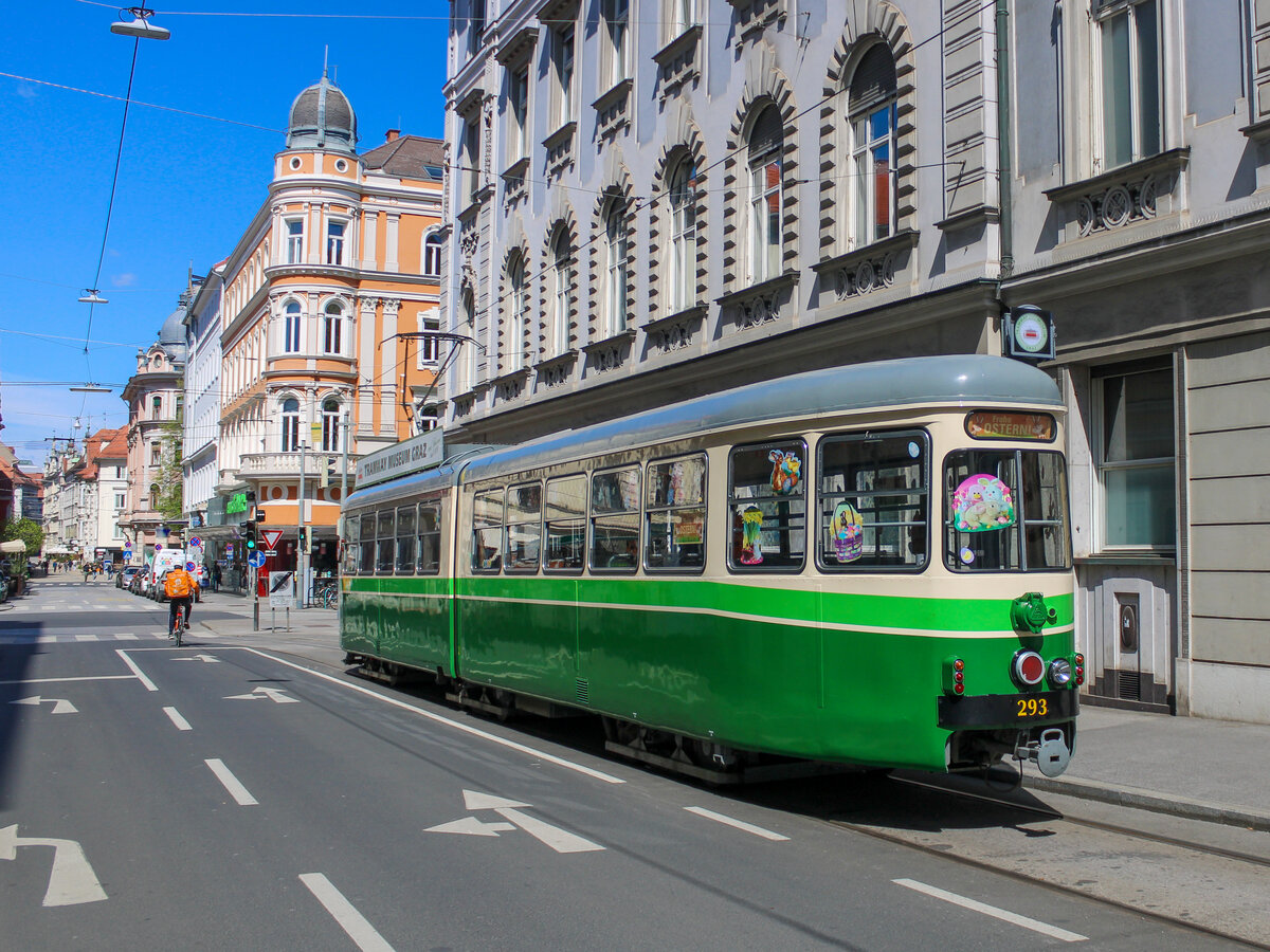 Graz. Ein schöner Rücken kann entzücken: TW 293 (ex. Wien 4706) steht hier am 17.04.2022 als Osterbim in der Schmiedgasse.