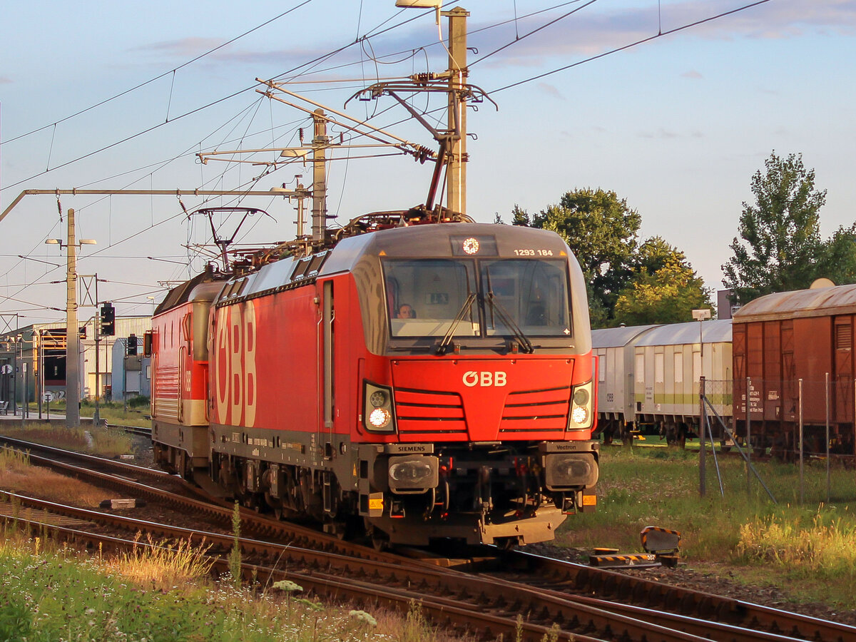 Graz. Ein sehr seltener Einsatz ergab sich am 18.09.2021: Hier zog die ÖBB 1293 184 gemeinsam mit einer 1142 einen Kesselzug zum Grazer Ostbahnhof, hier wieder bei der Rückfahrt Richtung Norden.
