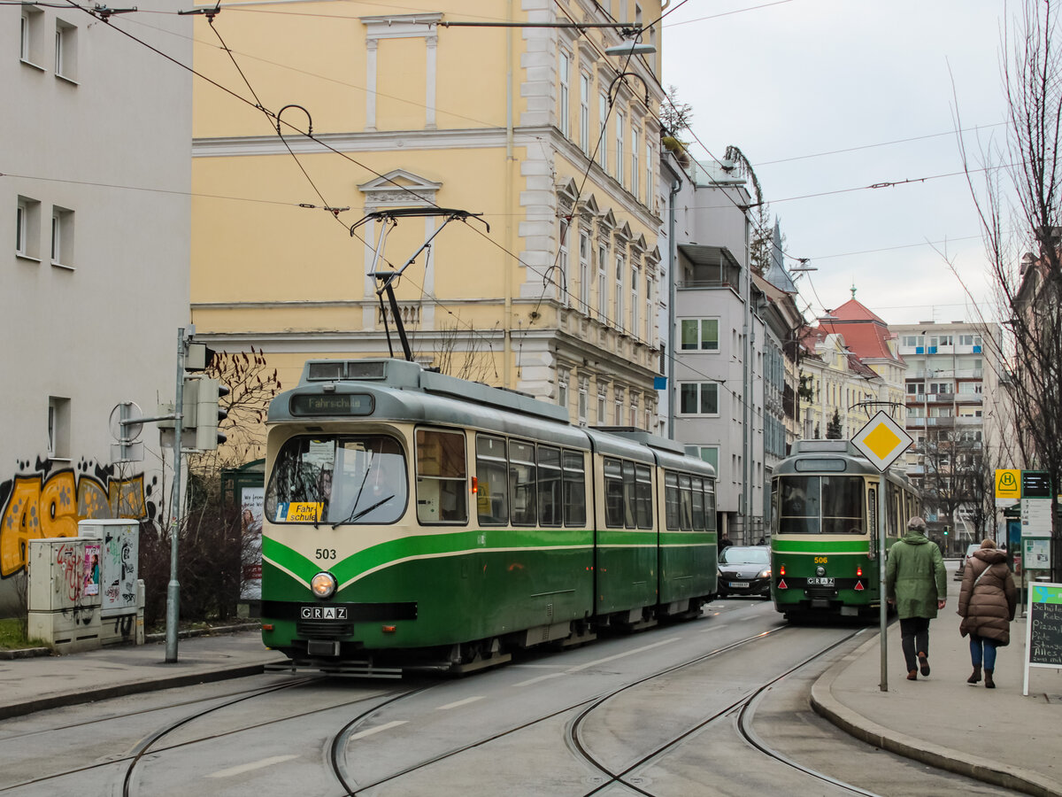 Graz. Ein treffen zweier 500er in der Leonhardstraße; Rechts zu sehen ist das Heck von TW 506, welcher als Linie 1 nach Eggenberg fährt. Links biegt der TW 503 als Fahrschule in die Hartenaugasse ein.