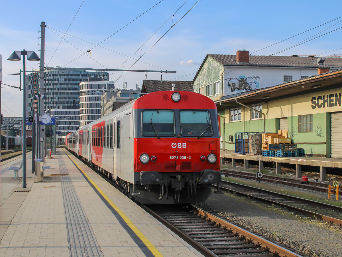 Graz. Eine Cityshuttle Wendezuggarnitur mit dem Steuerwagen 8073 025 an der Spitze, fuhr am 01.04.2021 als S3 von Graz nach Fehring, hier im Bahnhof Graz Ostbahnhof-Messe.