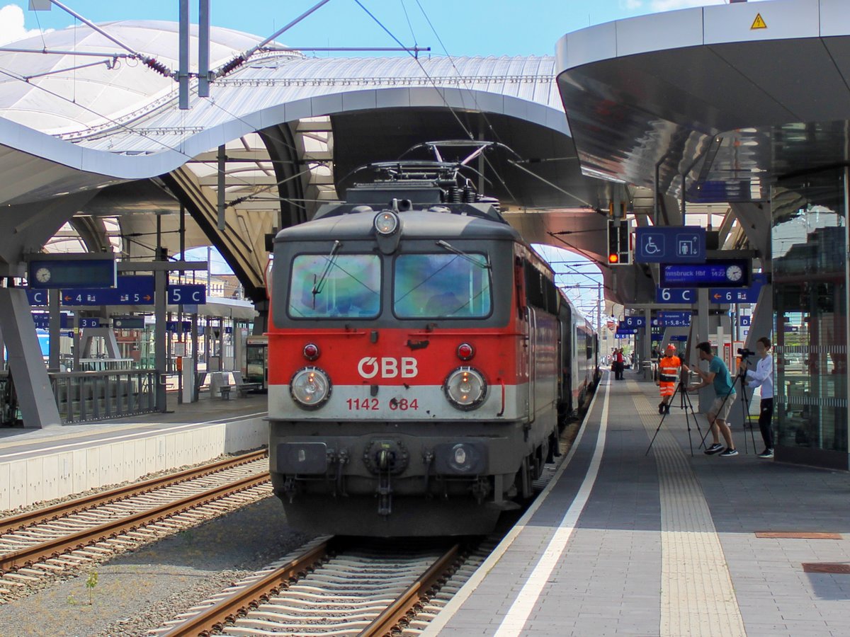 Graz. Eine der zwei einzigen ÖBB 1142 mit alten Lampen war am 11.06.2020 als Schublok des Intercity 515  Hahnenkamm  eingteilt. Die Lok wird wohl voraussichtlich in in wenigen Jahren ausgemustert sein. 