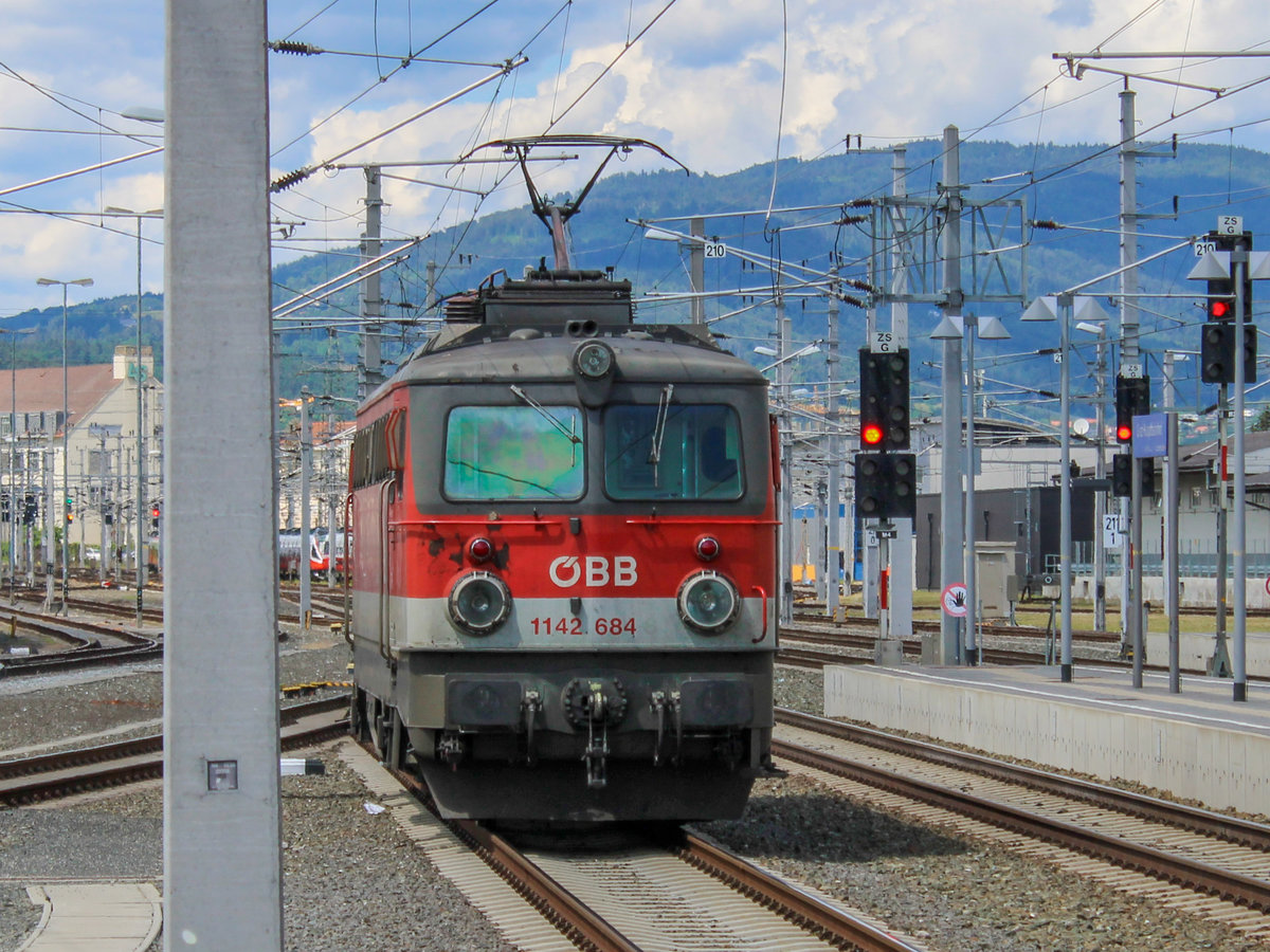Graz. Eine der zwei einzigen ÖBB 1142 mit alten Lampen war am 11.06.2020 als Schublok des Intercity 515  Hahnenkamm  eingeteilt. Die Lok wird wohl voraussichtlich in in wenigen Jahren ausgemustert sein. Die Lok konnte ich bei der Fahrt in die Abstellung ablichten. 