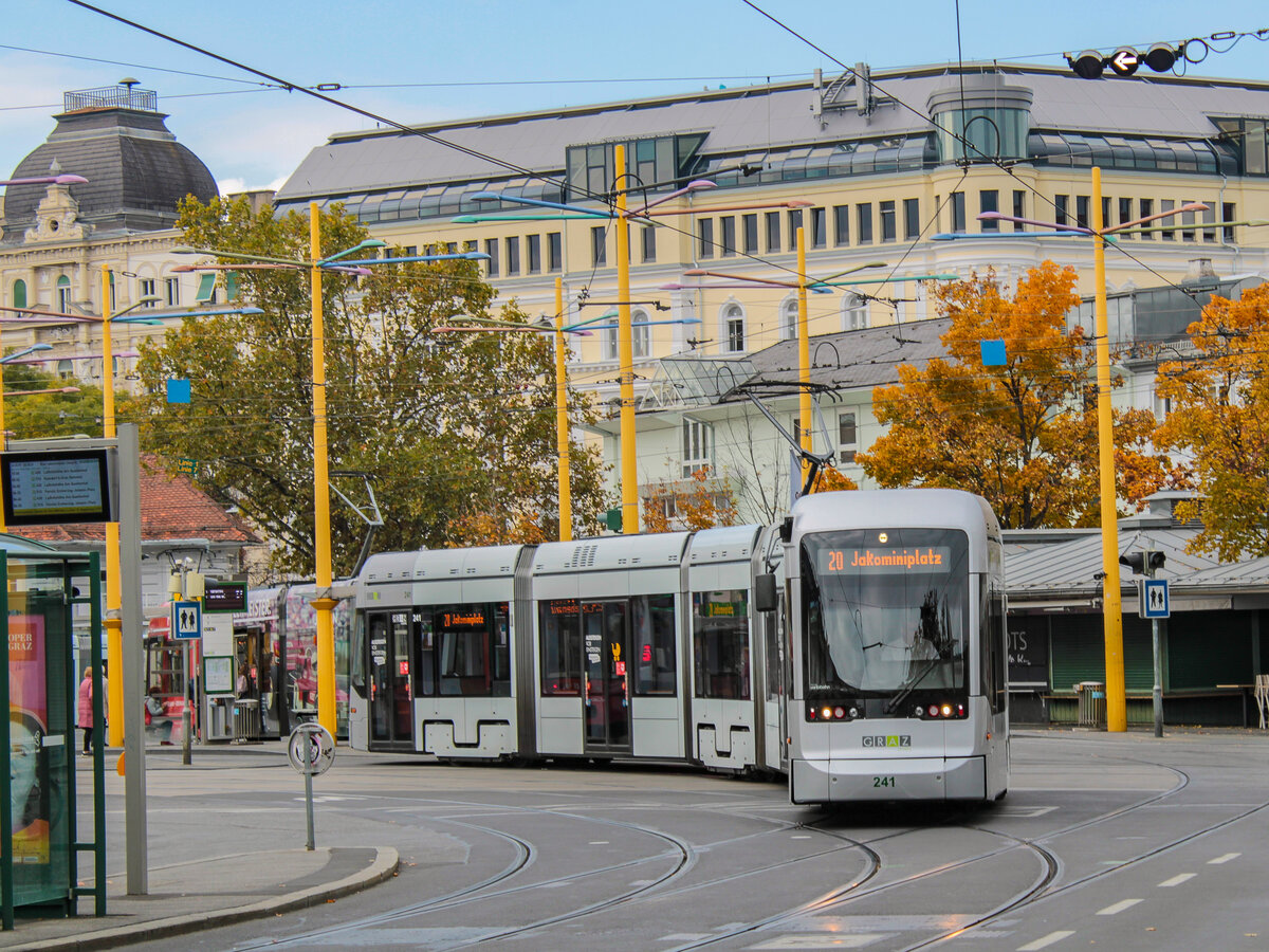 Graz. Einer der letzten Gelegenheiten, die Linie 20 in Graz zu fotografieren, bot sich am 24.10.2021. Variobahn 241 ist hier beim wenden am Jakominiplatz zu sehen.