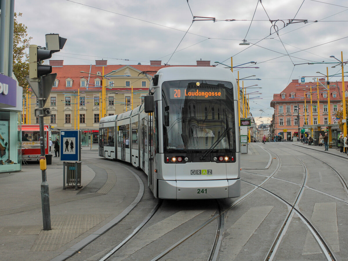 Graz. Einer der letzten Gelegenheiten, die Linie 20 in Graz zu fotografieren, bot sich am 24.10.2021. Variobahn 241 ist hier am Jakominiplatz zu sehen.