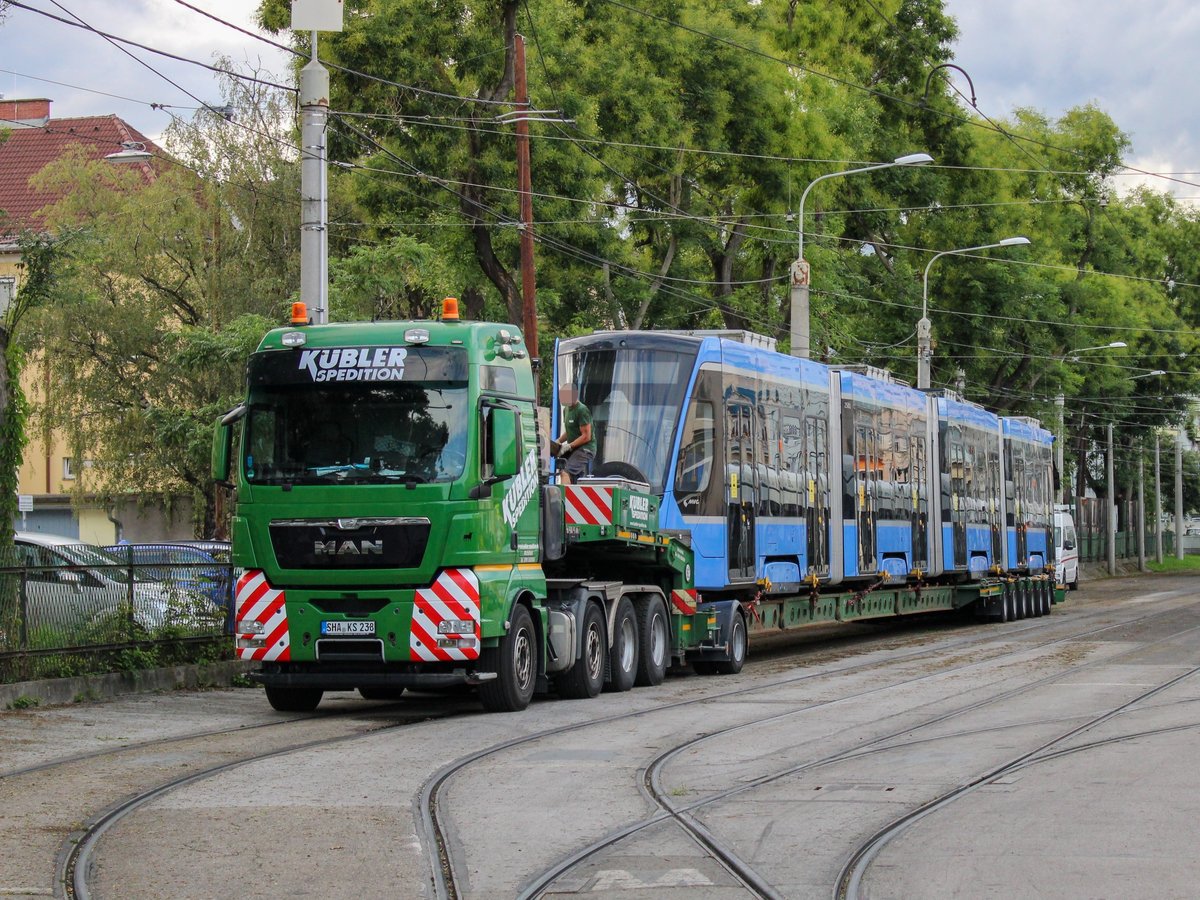 Graz. Fast zwei Wochen lang war eine Teststraßenbahn vom Typ Siemens Avenio zum Testen aus München in Graz. Am Abend des 23.08.2020 wurde die Garnitur in der Remise Alte Poststraße auf einen Tieflader verladen, am selben Abend wurde die Straßenbahn wieder nach München gebracht.