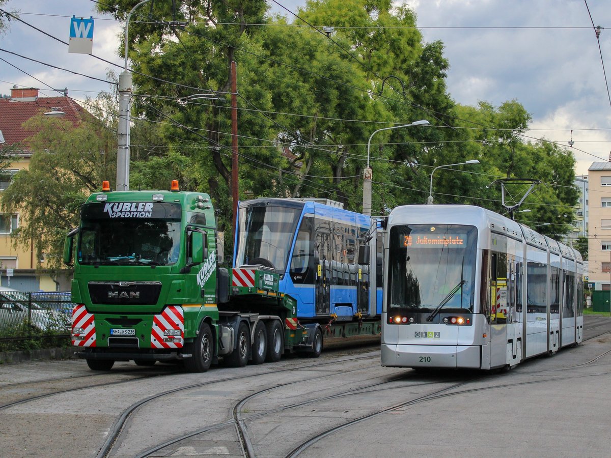 Graz. Fast zwei Wochen lang war eine Teststraßenbahn vom Typ Siemens Avenio zum Testen aus München in Graz. Am Abend des 23.08.2020 wurde die Garnitur in der Remise Alte Poststraße auf einen Tieflader verladen, am selben Abend wurde die Straßenbahn wieder nach München gebracht. Hier wartet der Schwertransport auf den Nachteinbruch und begegnet Variobahn 210, welche auf der Linie 20 in Fahrtrichtung Jakominiplatz unterwegs ist.
