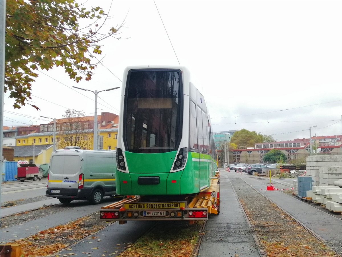 Graz. Flexity 306 von Bombardier war vom 15.10
bis 30.10.2019 zum Testen in Graz. Hier
zu sehen ist die Tram am Tieflader Richtung 
Wien. 