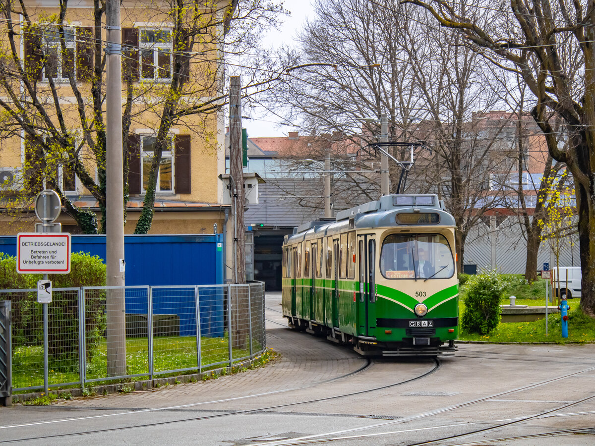 Graz.  Frohe Ostern  steht auf der Tafel des TW 503 der Graz Linien, der hier am Ostersonntag, 31.03.2024, aus der Remise Steyrergasse rausfährt.