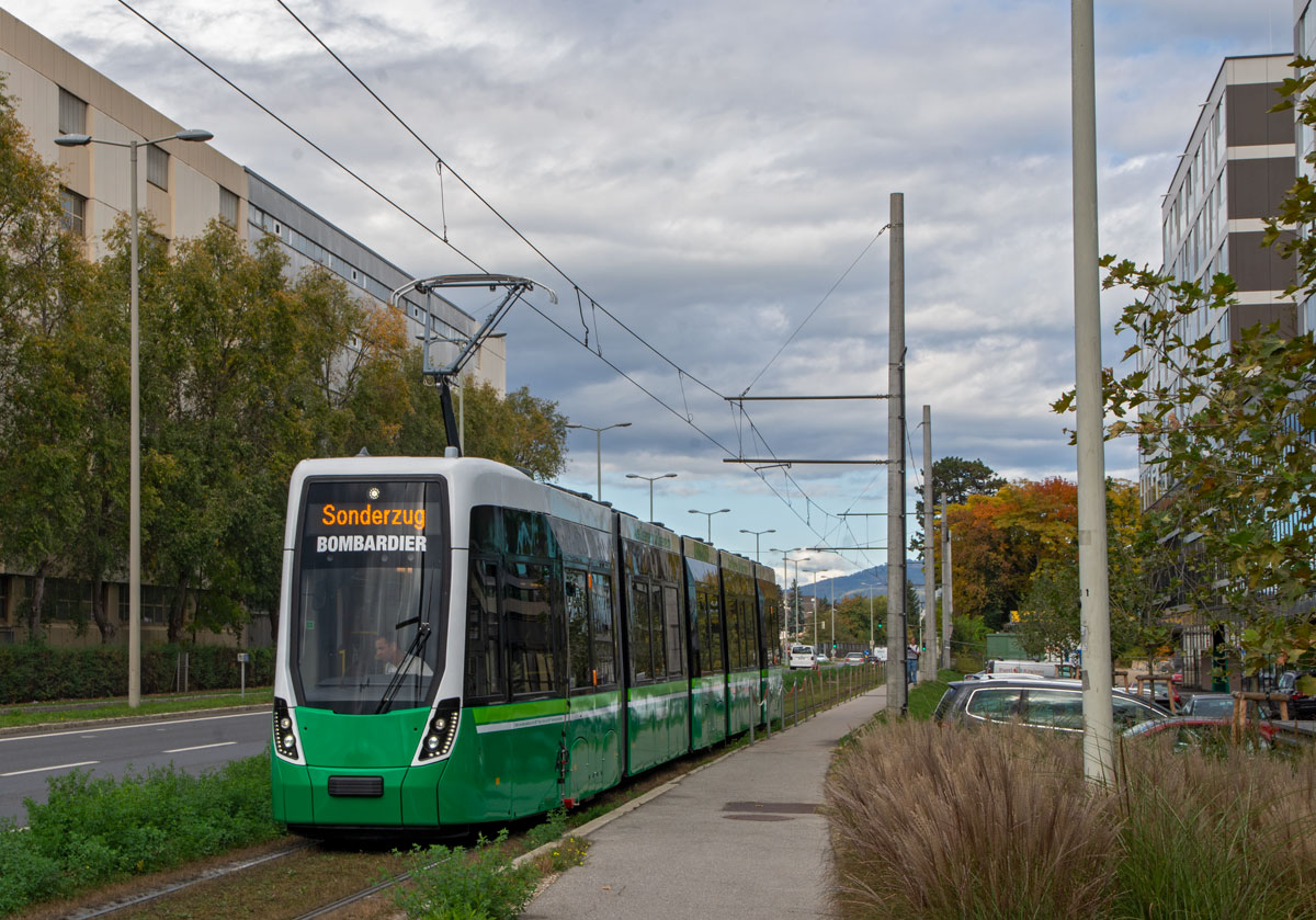 Graz 

Graz Linien Testtram Flexity Wien 306 hier bei den Bremsproben beim Brauquartier in Graz Puntigam, 16.10.2019. 