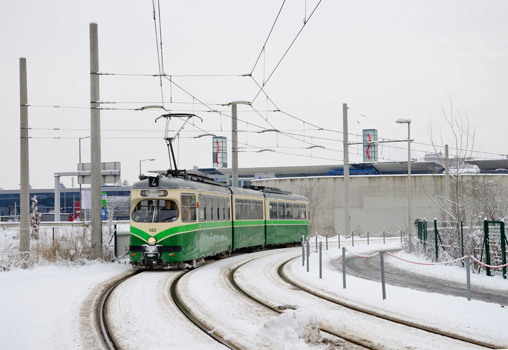 Graz 

Graz Linien TW 582 als Linie 4 beim Murpark, 14.01.2013 