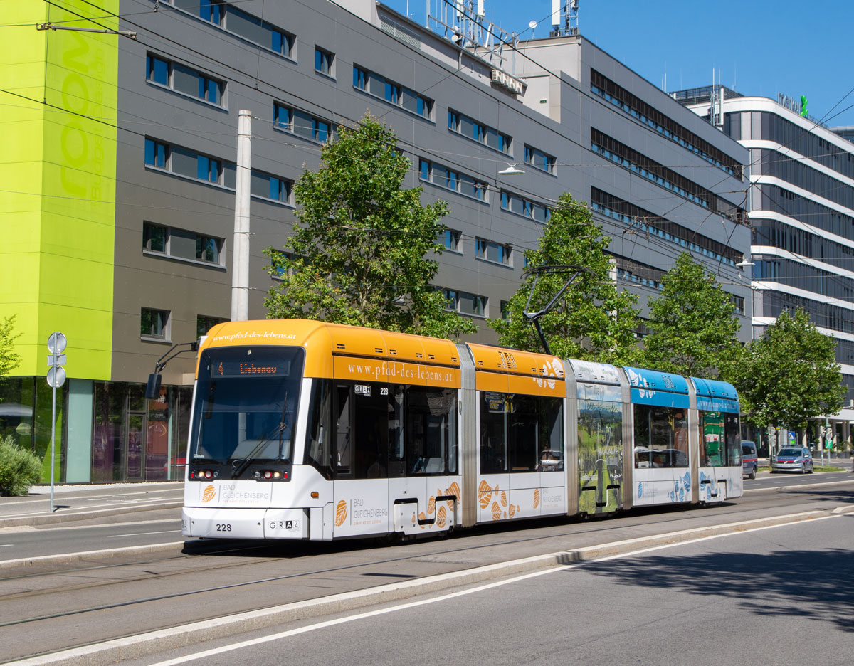 Graz 
Graz Linien Variobahn 228 als Linie 4, Ostbahnhof, 13.07.2022
