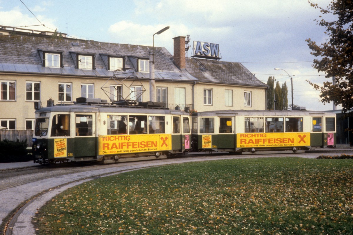 Graz GVB SL 4 (Tw 236 + Bw 336B) Liebenau am 18. Oktober 1979.
