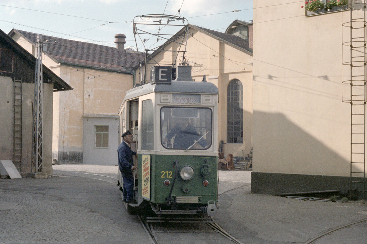 Graz GVB Triebwagen 212 (aus der Serie 201-250, SGP 1949-1952) Remise (I) / Straßenbahnbetriebsbahnhof Steyrergasse im Oktober 1979. - Scan eines Farbnegativs. Film: Kodak Kodacolor II. Kamera: Minolta SRT-101. 