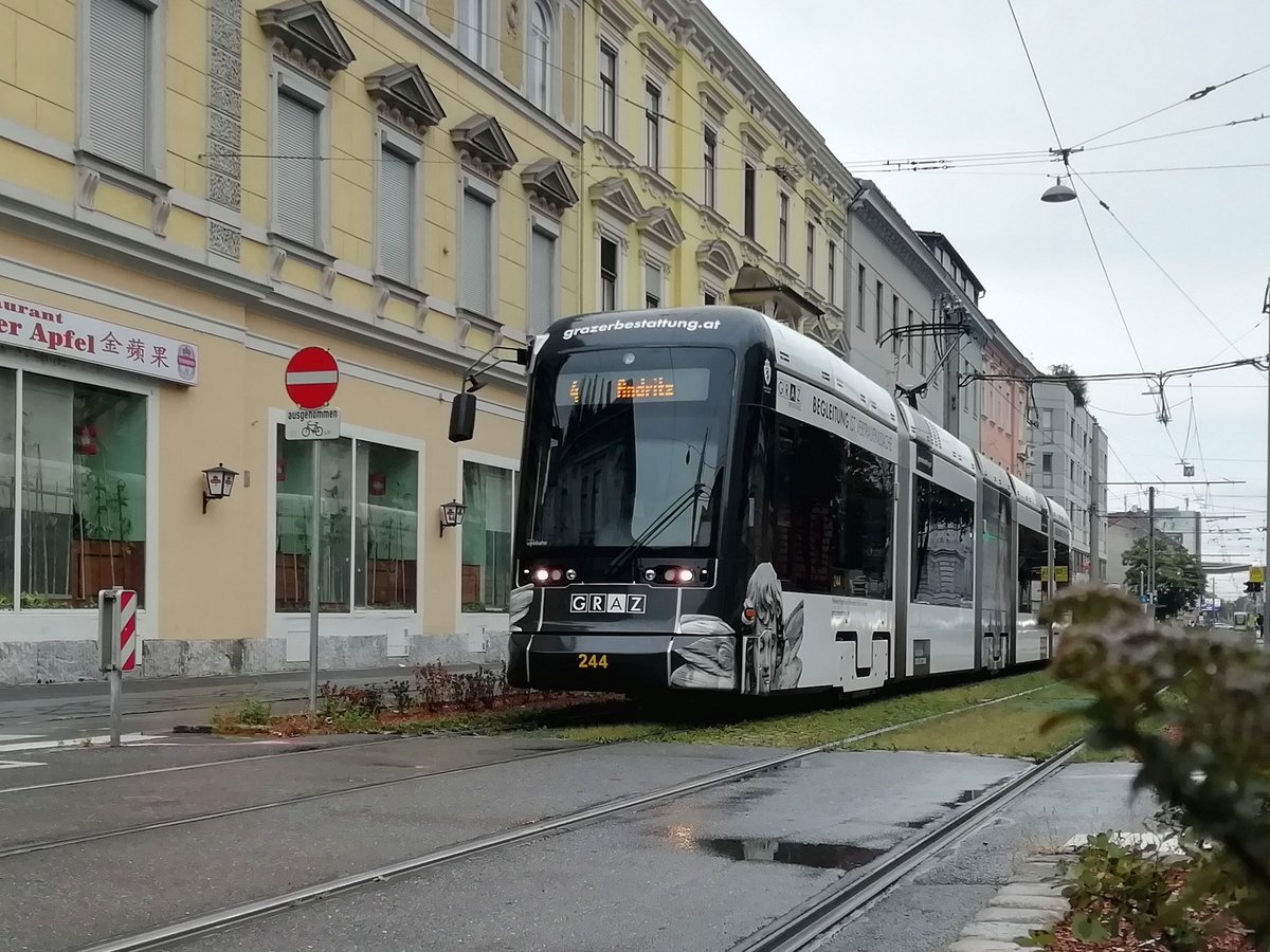 Graz. Im August 2019 war Variobahn 244
auf der Linie 4 unterwegs, hier kurz vor dem 
Finanzamt. 