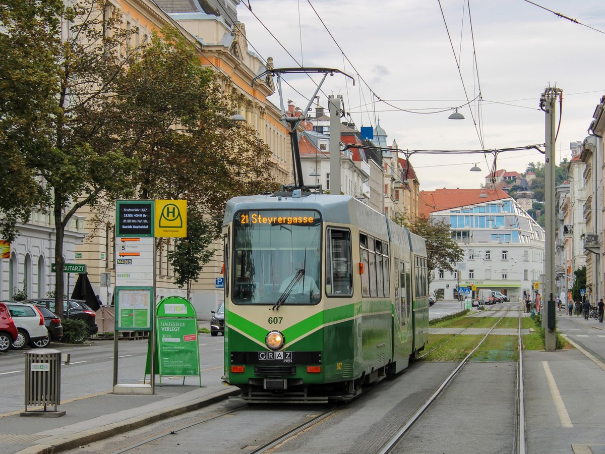 Graz. Im Jahr 2004 fuhr die Grazer Straßenbahnlinie 21 das letzte Mal: Sie diente als Ersatz, als die Gleise in der Leonhardstraße erneuert wurden. Am 02.09.2020 wurde am Grazer Hauptbahnhof ein Netz zur Taubenabwehr montiert und die Linie 1 konnte nicht bis nach Eggenberg verkehren, so wurde die Linie 1 kurzgeführt. Da in den Straßenbahn Type 600 noch die alten Anzeigen einprogrammiert waren, nutzte man diese auch. Hier ist TW 607 in der Steyrergasse zu sehen.
