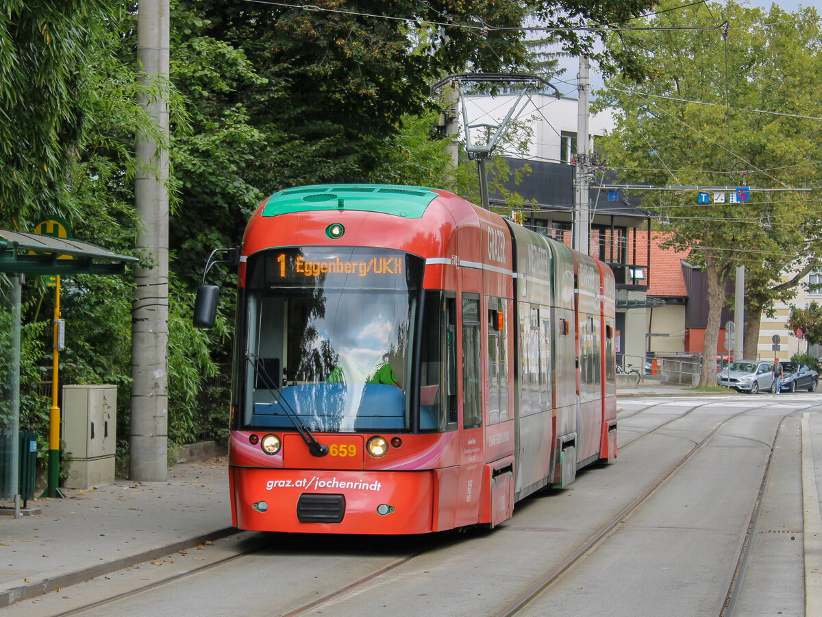 Graz. Im Jahr 2020, trug Cityrunner 659 der Graz Linien zu gedenken von Jochen Rindt, eine Werbefolie für diesen. Die Garnitur konnte ich am 6.9.2020 beim Hilmteich ablichten. 