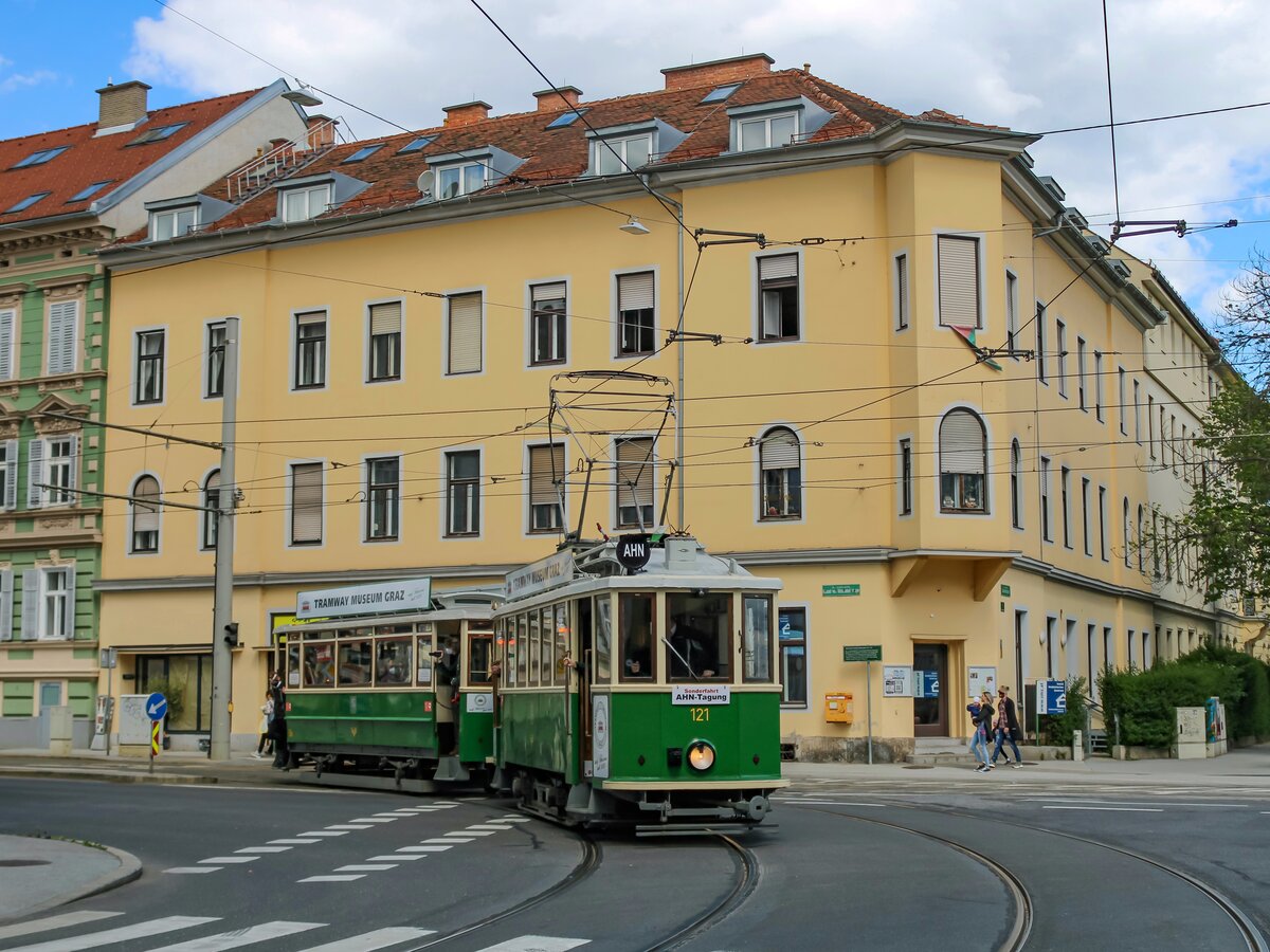 Graz. In der 16. Kalenderwoche des Jahres 2022 tagte die AHN (Arbeitsgemeinschaft Historischer Nahverkehr) in Österreich. Veranstaltet wurden Sonderfahrten bei den Nostalgiebahnen in Kärnten (NbiK) sowie beim Tramway Museum Graz. Zum Abschluss fand am 24.04.2022 eine Sonderfahrt mit den Oldtimer-Gespannen 121+60<sub>B</sub> sowie 93+111<sub>B</sub> statt. Ersteres ist hier beim Einbiegen auf den Jakominigürtel zu sehen.