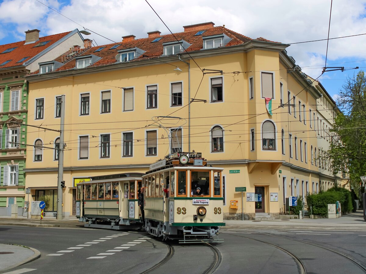 Graz. In der 16. Kalenderwoche des Jahres 2022 tagte die AHN (Arbeitsgemeinschaft Historischer Nahverkehr) in Österreich. Veranstaltet wurden Sonderfahrten bei den Nostalgiebahnen in Kärnten (NbiK) sowie beim Tramway Museum Graz. Zum Abschluss fand am 24.04.2022 eine Sonderfahrt mit den Oldtimer-Gespannen 121+60<sub>B</sub> sowie 93+111<sub>B</sub> statt. Zweiteres ist hier beim Einbiegen auf den Jakominigürtel zu sehen.