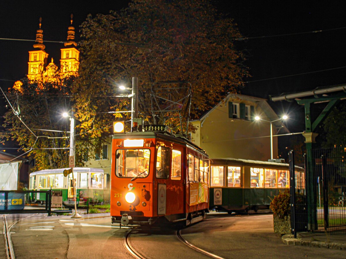 Graz. In der Nacht vom 7. auf den 8. Oktober, fand die österreichweite Lange Nacht der Museen statt. Im Zuge dessen ist hier der Triebwagen 251 des Tramway Museum in Mariatrost zu sehen.