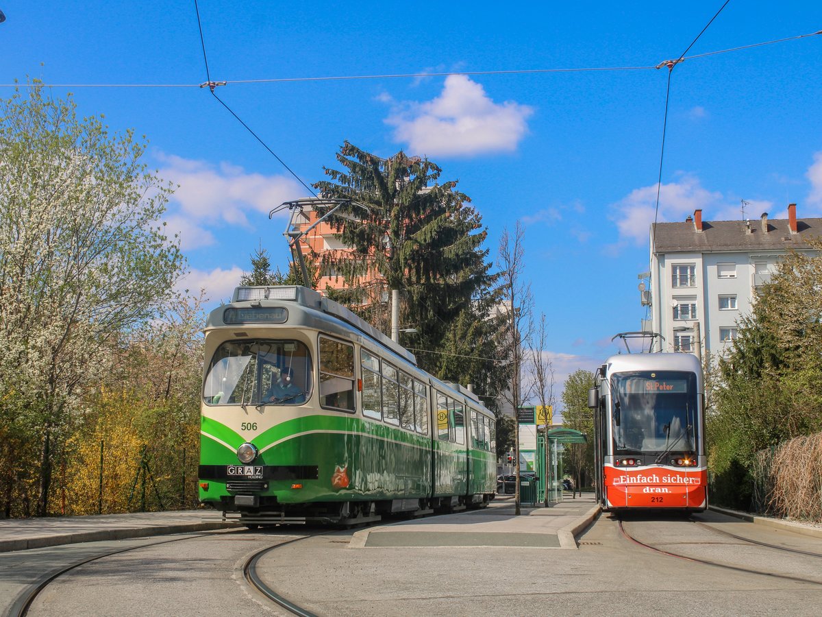 Graz. Jeweils eine Garnitur der ältesten und neusten Straßenbahntype in Graz, trafen sich am 17.04.2021 in der Schleife Laudongasse. TW 506 (links) mit Baujahr in den 1970er Jahren, wartet auf die Abfahrt als Linie 4 nach Liebenau, Variobahn 212 (rechts) mit Baujahr um 2011 verkehrt als Linie 6 und wartet ebenfalls die Stehzeit ab.