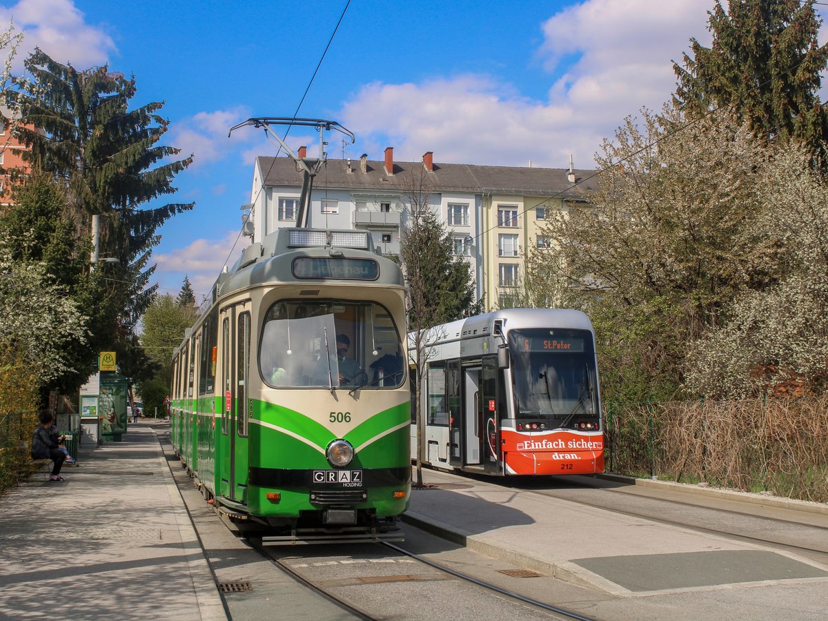 Graz. Jeweils eine Garnitur der ältesten und neusten Straßenbahntype in Graz, trafen sich am 17.04.2021 in der Schleife Laudongasse. TW 506 (links) mit Baujahr in den 1970er Jahren, wartet auf die Abfahrt als Linie 4 nach Liebenau, Variobahn 212 (rechts) mit Baujahr um 2011 verkehrt als Linie 6 und wartet ebenfalls die Stehzeit ab.
