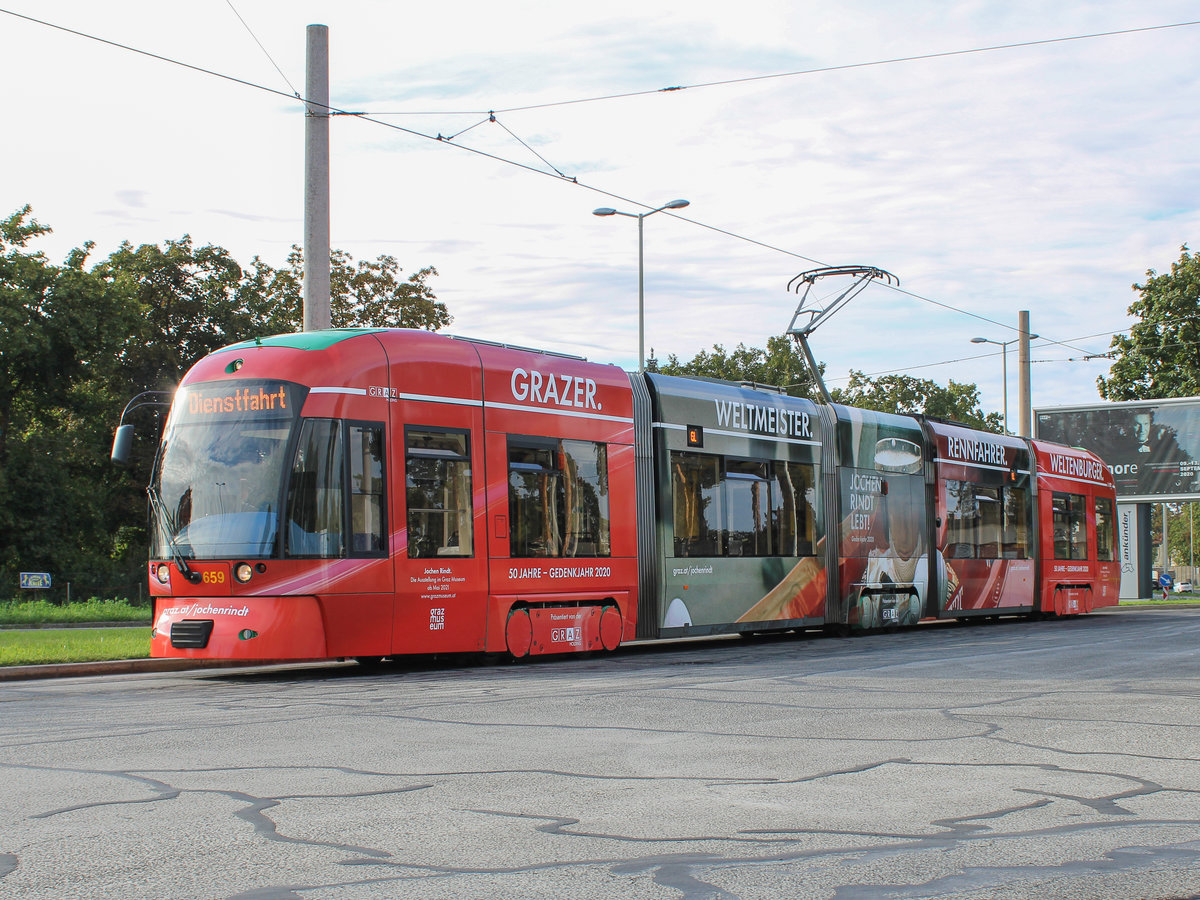 Graz. Jochen Rindt, einer der bekanntesten Persönlichkeiten aus Graz. Am 05.09.1970 verunglückte Jochen bei einem Übungsrennen in Monza (Italien). Der Unfall kostete ihm das Leben. Im Jahr 2020 findet der 50. Todestag von Jochen Rindt statt. Mit einem großen Programm, unter anderem eine Ausstellung im Graz Museum und die Benennung eines Platzes in Reininghaus nach ihm, wurde am Morgen des 02.09.2020 vor dem Zentralfreidhof Cityrunner 659 präsentiert, welcher mit Gedenkfolien beklebt wurde.