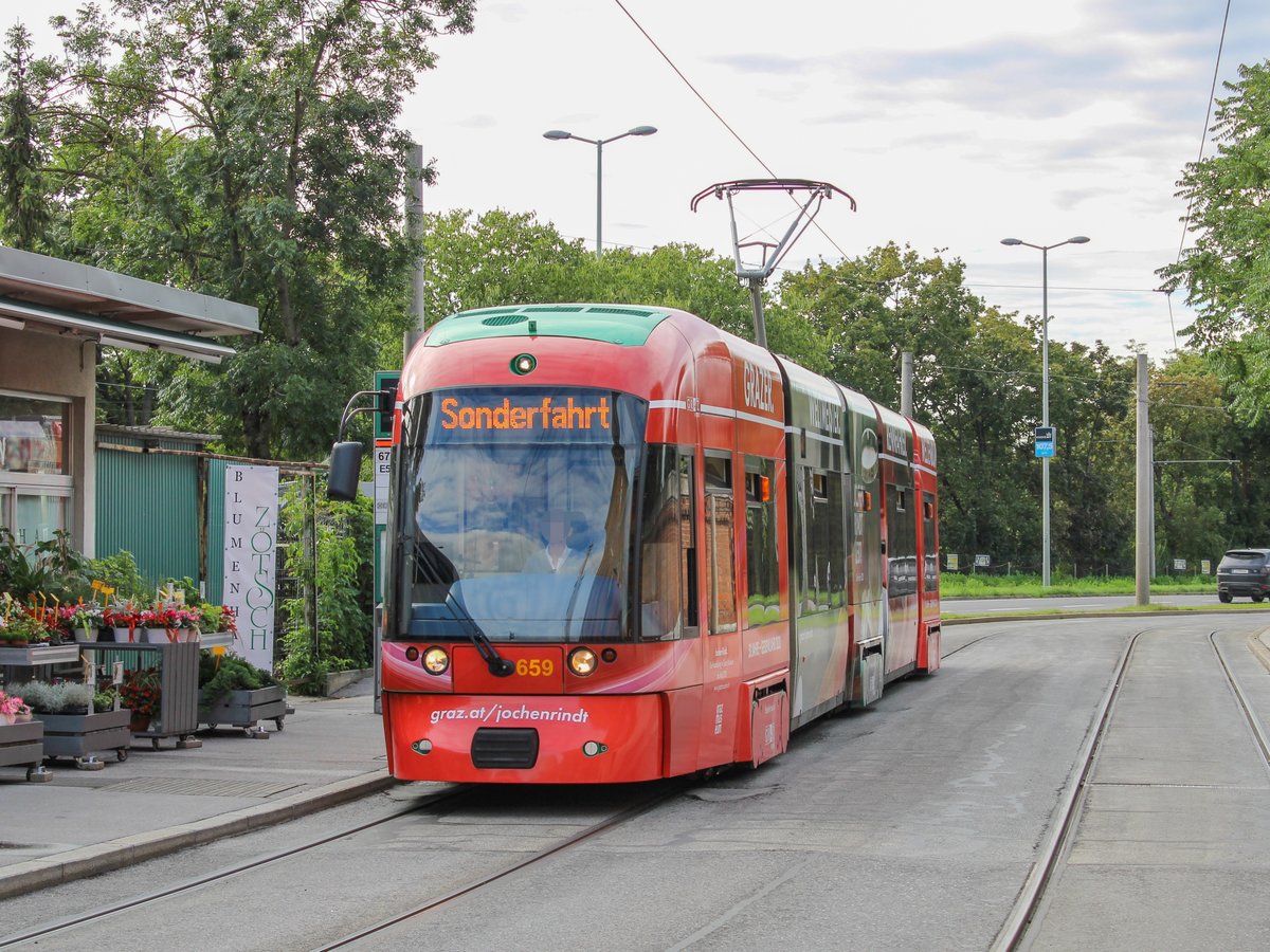 Graz. Jochen Rindt, einer der bekanntesten Persönlichkeiten aus Graz. Am 05.09.1970 verunglückte Jochen bei einem Übungsrennen in Monza (Italien). Der Unfall kostete ihm das Leben. Im Jahr 2020 findet der 50. Todestag von Jochen Rindt statt. Mit einem großen Programm, unter anderem eine Ausstellung im Graz Museum und die Benennung eines Platzes in Reininghaus nach ihm, wurde am Morgen des 02.09.2020 vor dem Zentralfreidhof Cityrunner 659 präsentiert, welcher mit Gedenkfolien beklebt wurde.