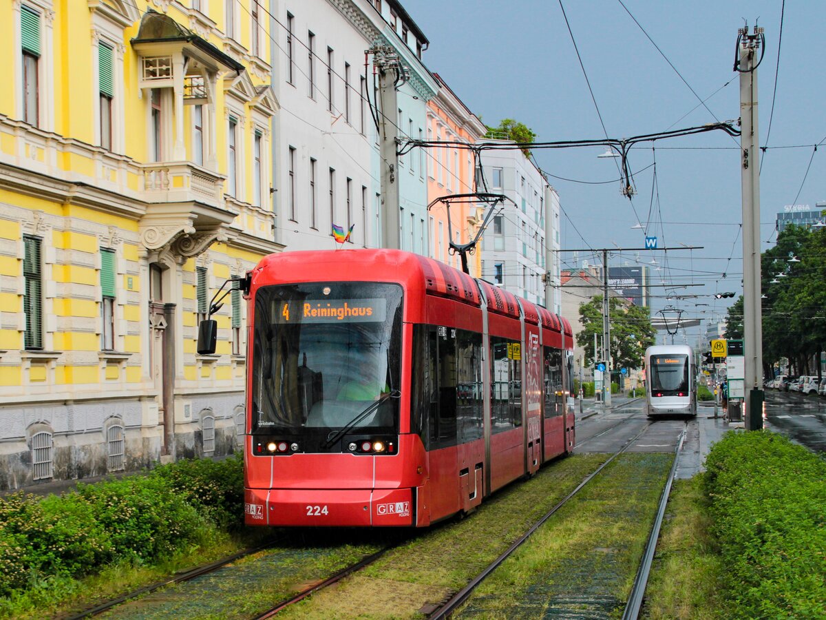 Graz. Kurz nach einem heftigen Regenschauer am 04.06.2023, fährt die Variobahn 224 der Graz Linien als Linie 4 nach Reininghaus, hier bei der Haltestelle Steyrergasse.