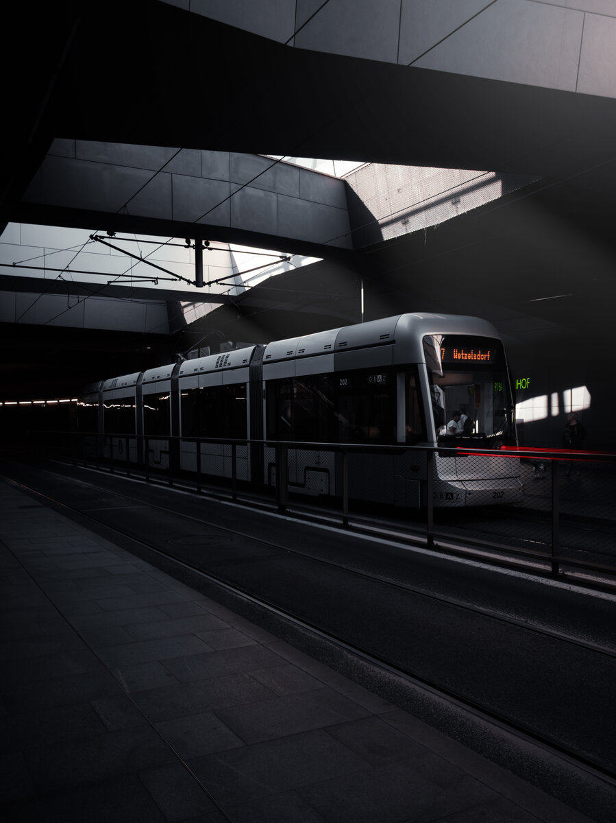 Graz Linien Variobahn Nr. 202 beim Halt in der Haltestelle Graz Hauptbahnhof.
 
——————
 
Linie: 7
Laufweg: LKH Med Uni/Kli-ni-kum Nord ➤ Wet-zels-dorf
 
——————
 
19.09.2026