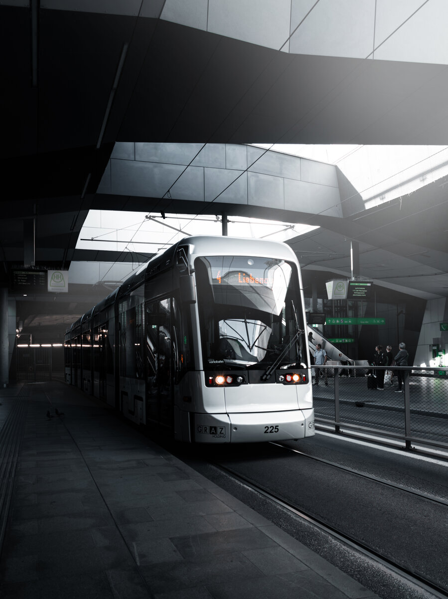 Graz Linien Variobahn Nr. 225 bei der Einfahrt in die Haltestelle Graz Hauptbahnhof.
 
——————
 
Linie: 4
Laufweg: Reininghaus ➤ Stadion Liebenau
 
——————
 
19.09.2026