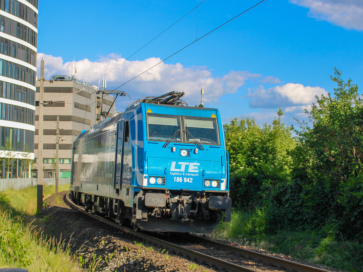 Graz. LTE 186 942 fuhr am 27.05.2020 als Lokzug von Graz Stadion Liebenau nach Graz Hauptbahnhof, hier bei der Styria. 