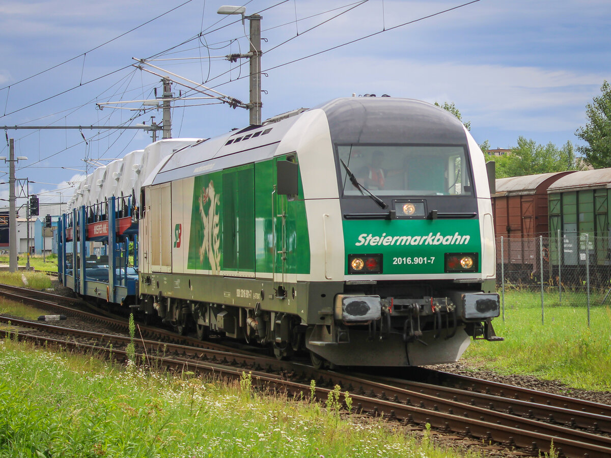 Graz. Mehrfach wöchentlich werden Mercedes G-Klassen vom Werk in Magna bei Graz nach Bremerhaven per Bahn transportiert, wo dieser weiter verschifft werden. So ein Transport fand auch am 23.08.2021 statt, die Steiermarkbahn 2016 901 schiebt hier Werksfrische Geländewagen durch den Grazer Ostbahnhof.