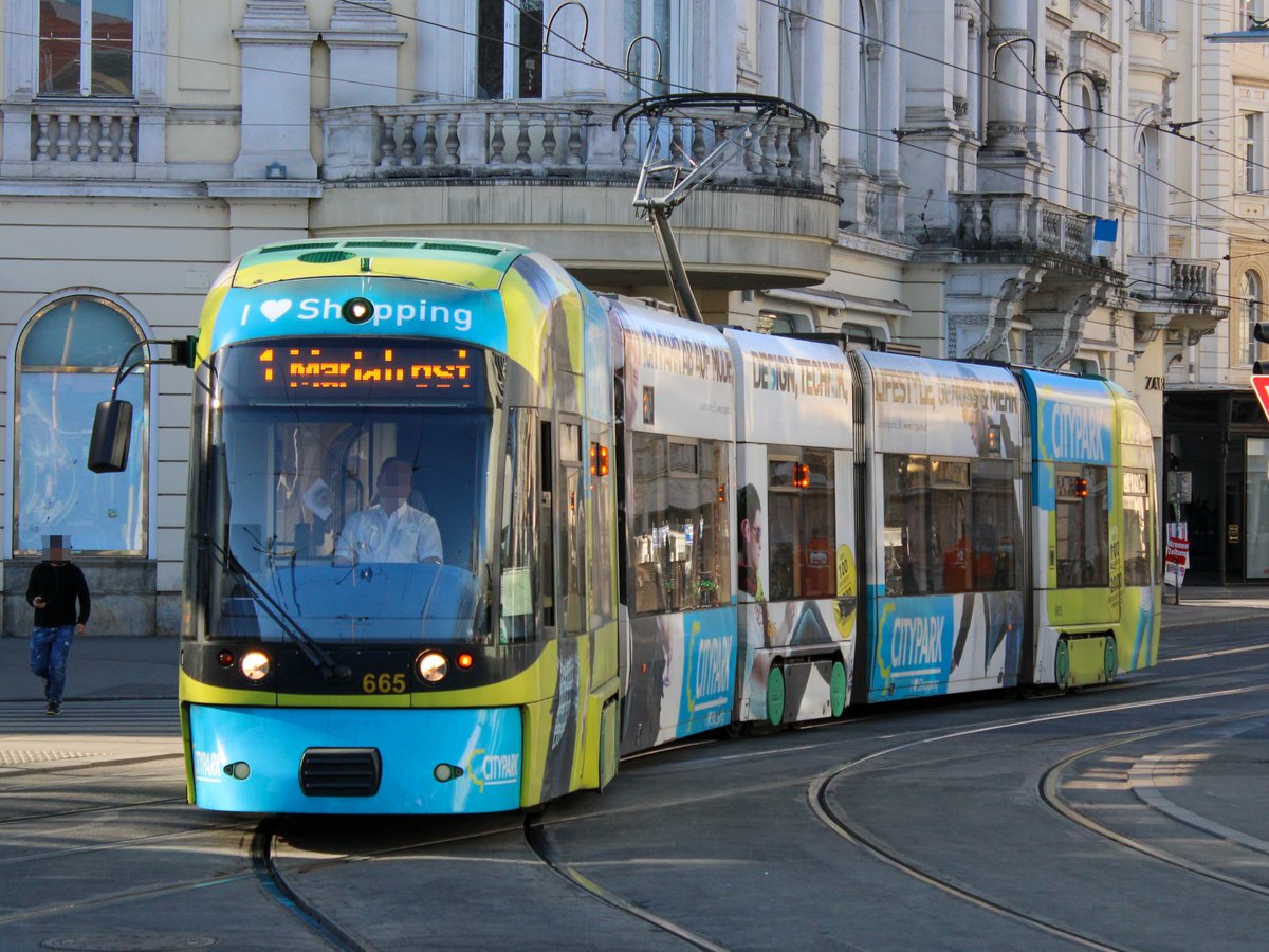 Graz. Menschenleer. Die einzige Person im Umkreis von 30 Metern am Jakominiplatz läuft hier in den späten Abendstunden des 07.04.2020 zu Cityrunner 665, welcher soeben den Jakominiplatz erreicht. 